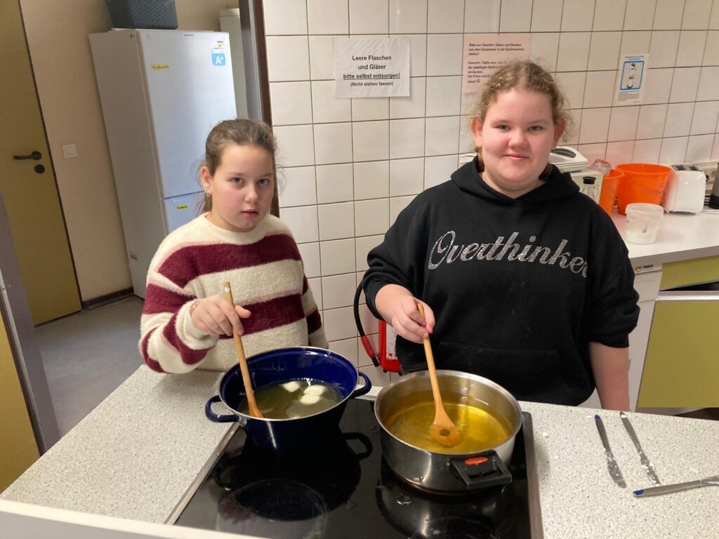 Umwelt-AG bastelt Futterspender für Wildvögel