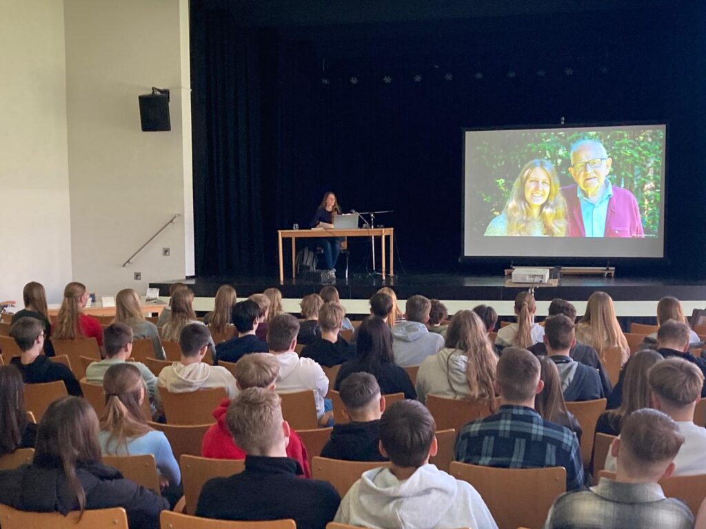 Gegen das Vergessen – Lesung der Autorin Celina Keute  in der Aula des Schulzentrums